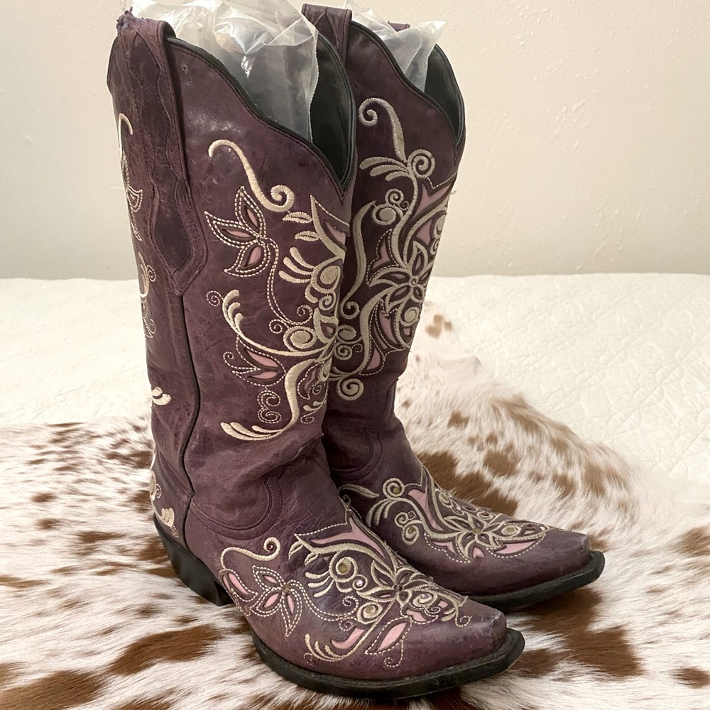 Beautiful Purple Cowboy Boots! Gorgeous White Embroidery, Excellent Condition!